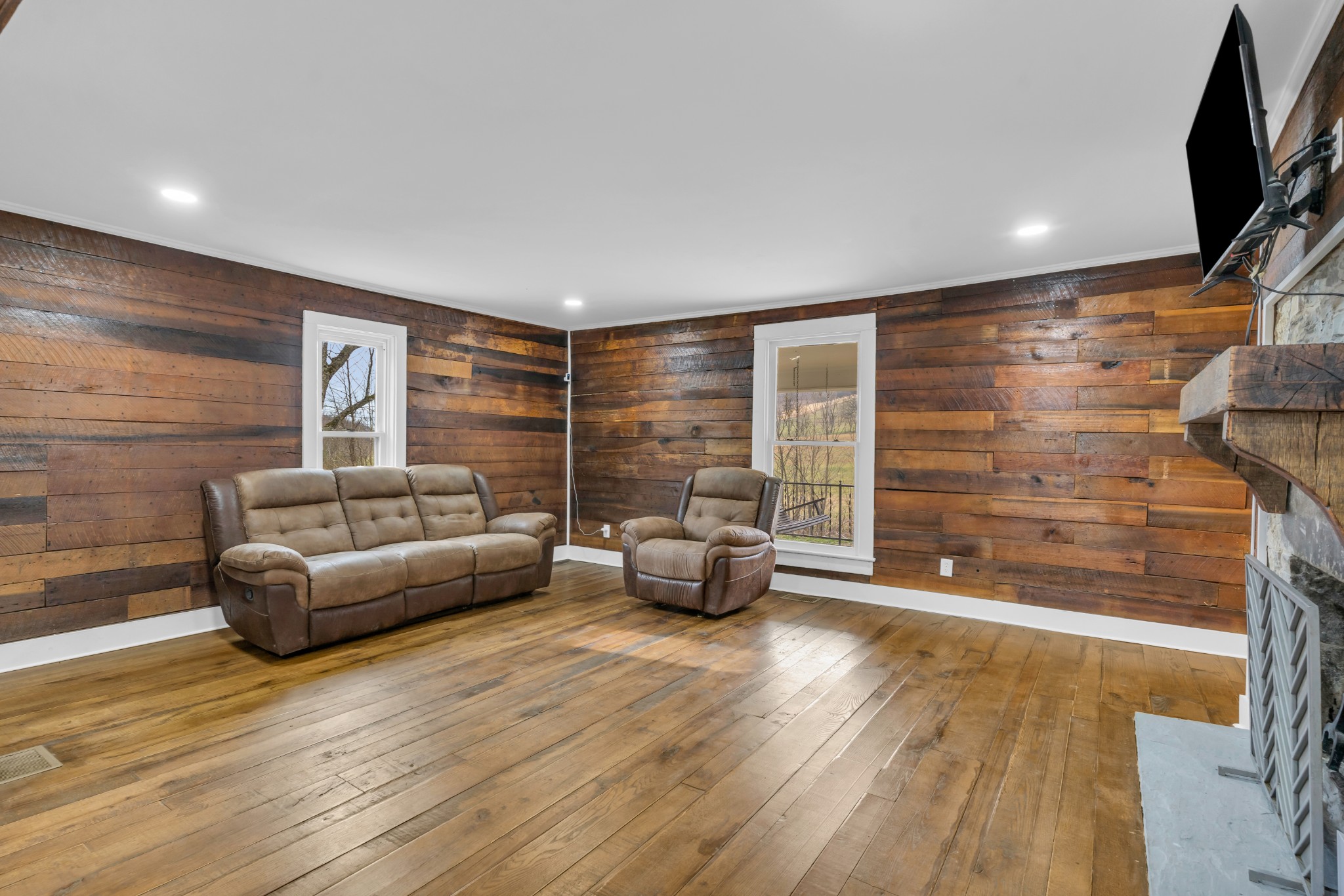 3039 Pigg Hollow Road Petersburg, TN 37144 - Photo 18 of 38 a living room with furniture and a flat screen tv