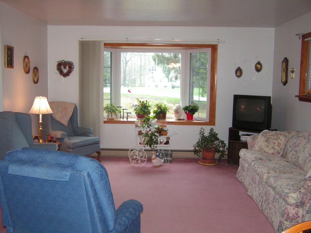 590 Fish Hill Road Tannersville, PA 18372 - Photo 7 of 12 livingroom