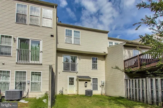 a view of yard with green space and trees