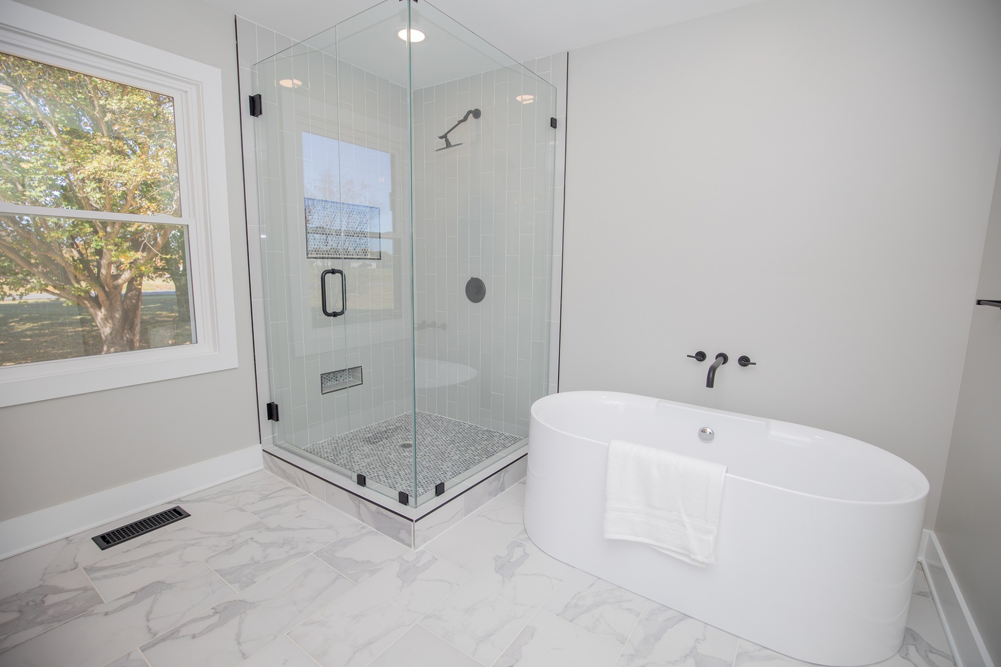 113 Old Parkers Chapel Road Portland, TN 37148 - Photo 11 of 27 a white bath tub sitting next to a shower