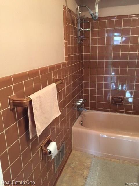 17123 Rougeway Street Livonia, MI 48152 - Photo 18 of 25 full bath.jpg