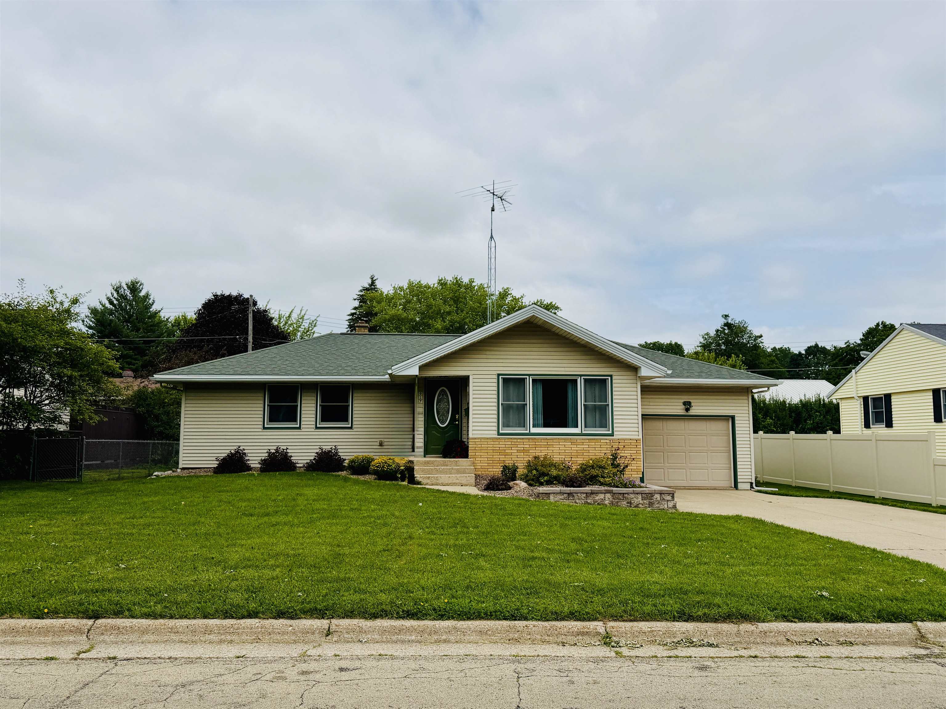 917 26th Street Monroe, WI 53566 - Photo 2 of 38