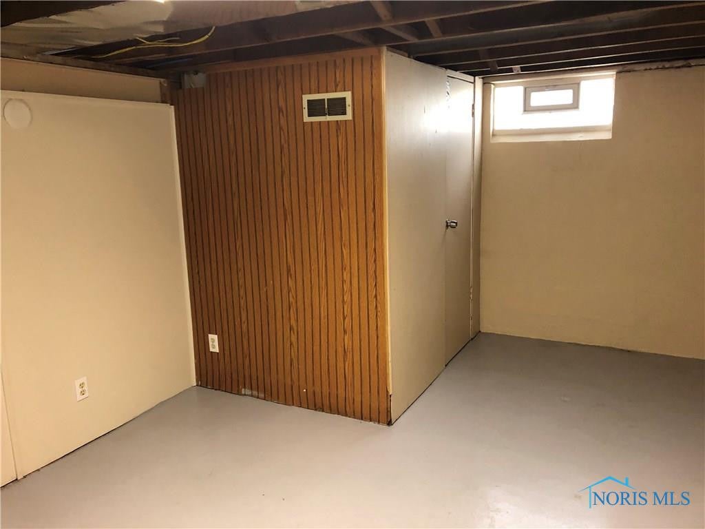 1027 Metcalf Road Toledo, OH 43615 - Photo 22 of 41 Half bath in basement