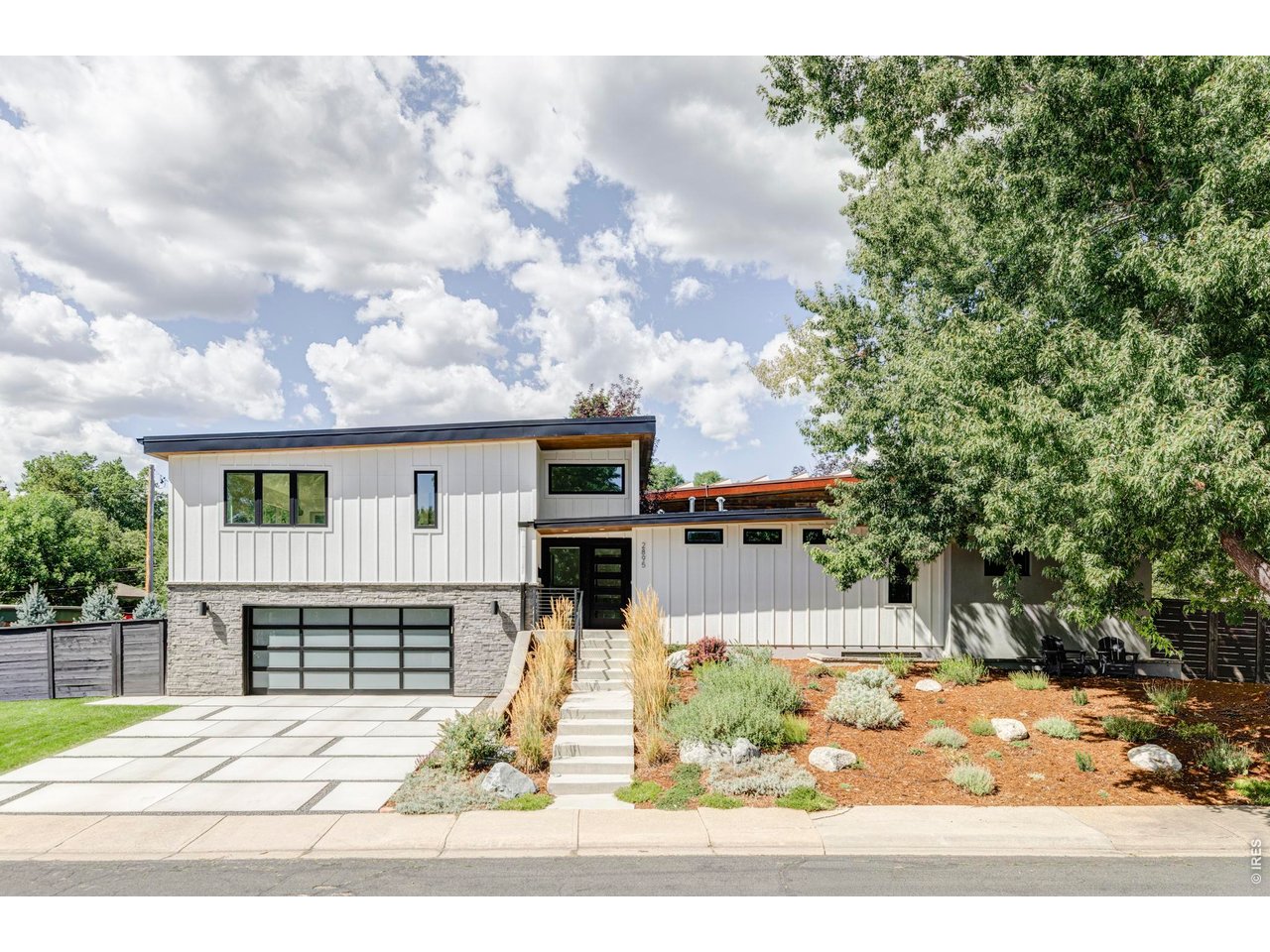 Set on a prominent corner lot in Central Boulder, 2895 18th Street combines contemporary design with inspiring views for a rare turnkey opportunity and an exceptionally convenient location.