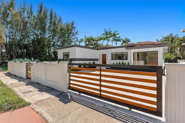 a view of a house with a backyard