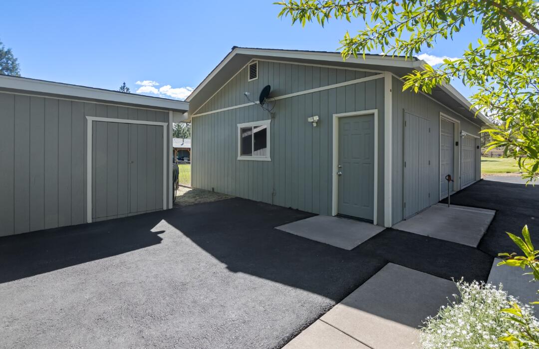 9871 Old Wagon Road Klamath Falls, OR 97601 - Photo 5 of 32 83844