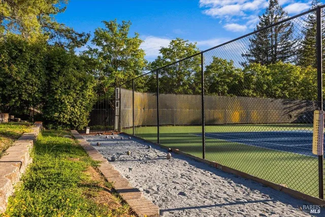 a view of a backyard