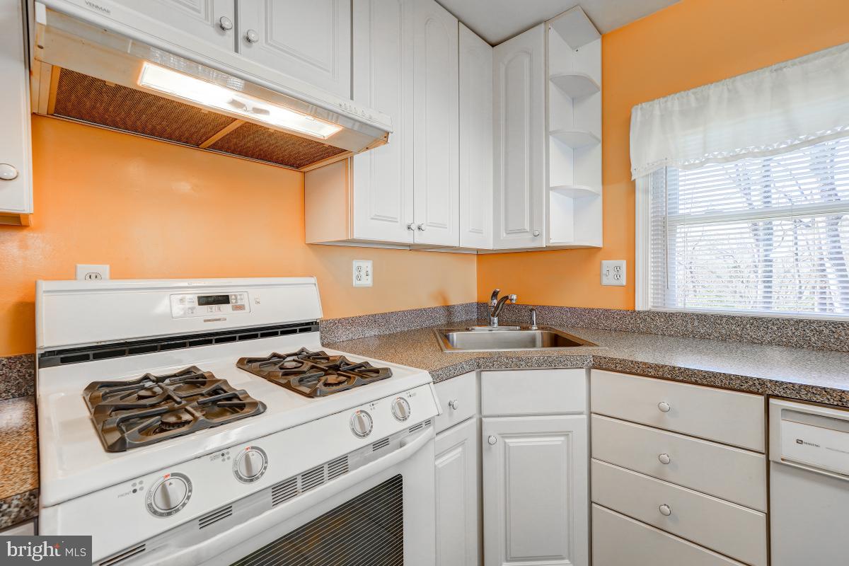 11818 Dewey Road Silver Spring, MD 20906 - Photo 22 of 46 Kitchen