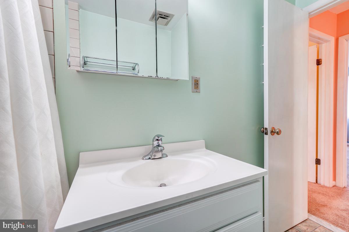 11818 Dewey Road Silver Spring, MD 20906 - Photo 35 of 46 Upper Level Full Bath