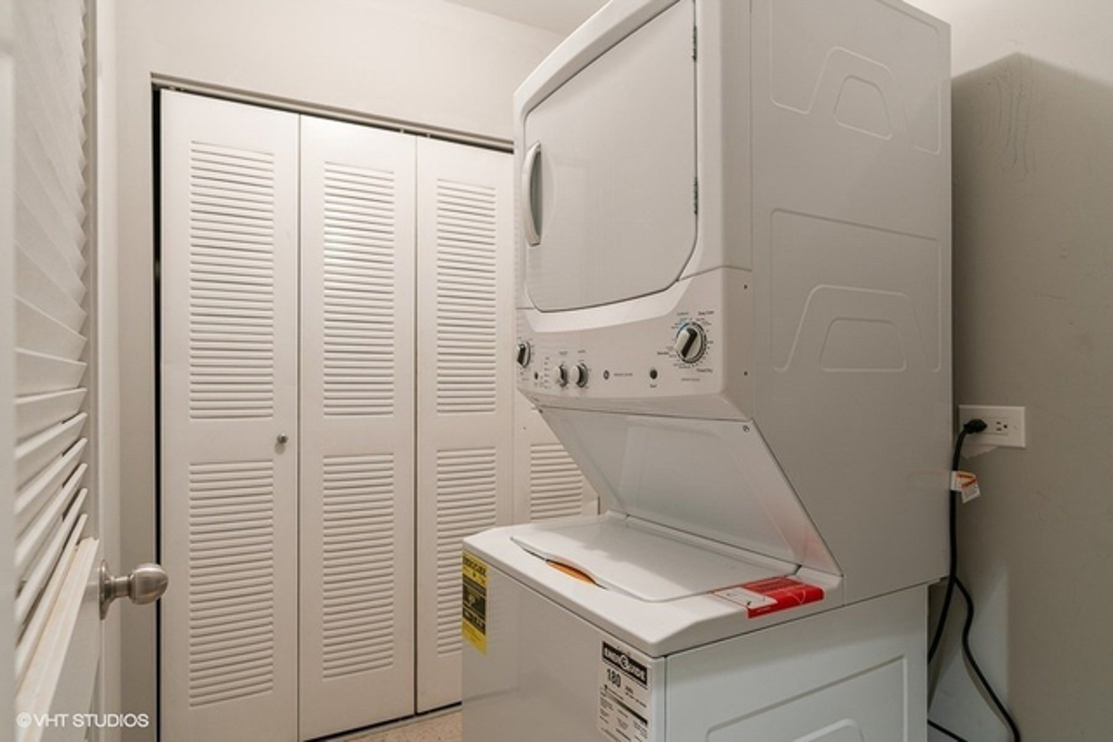 520 West Huron Street, Unit 116 Chicago, IL 60654 - Photo 21 of 28 a utility room with dryer and washer