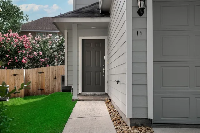 $325,000 | 11 Scenic Brook Court, The Woodlands, TX 77382