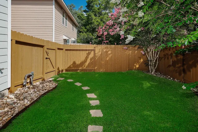 $325,000 | 11 Scenic Brook Court, The Woodlands, TX 77382