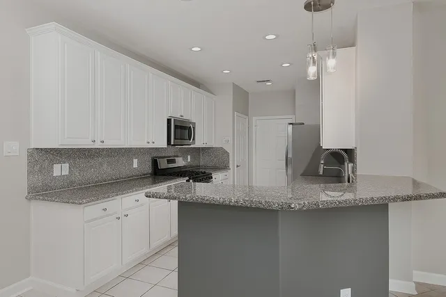 $325,000 | 11 Scenic Brook Court, The Woodlands, TX 77382