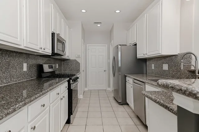 $325,000 | 11 Scenic Brook Court, The Woodlands, TX 77382