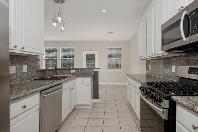 $325,000 | 11 Scenic Brook Court, The Woodlands, TX 77382