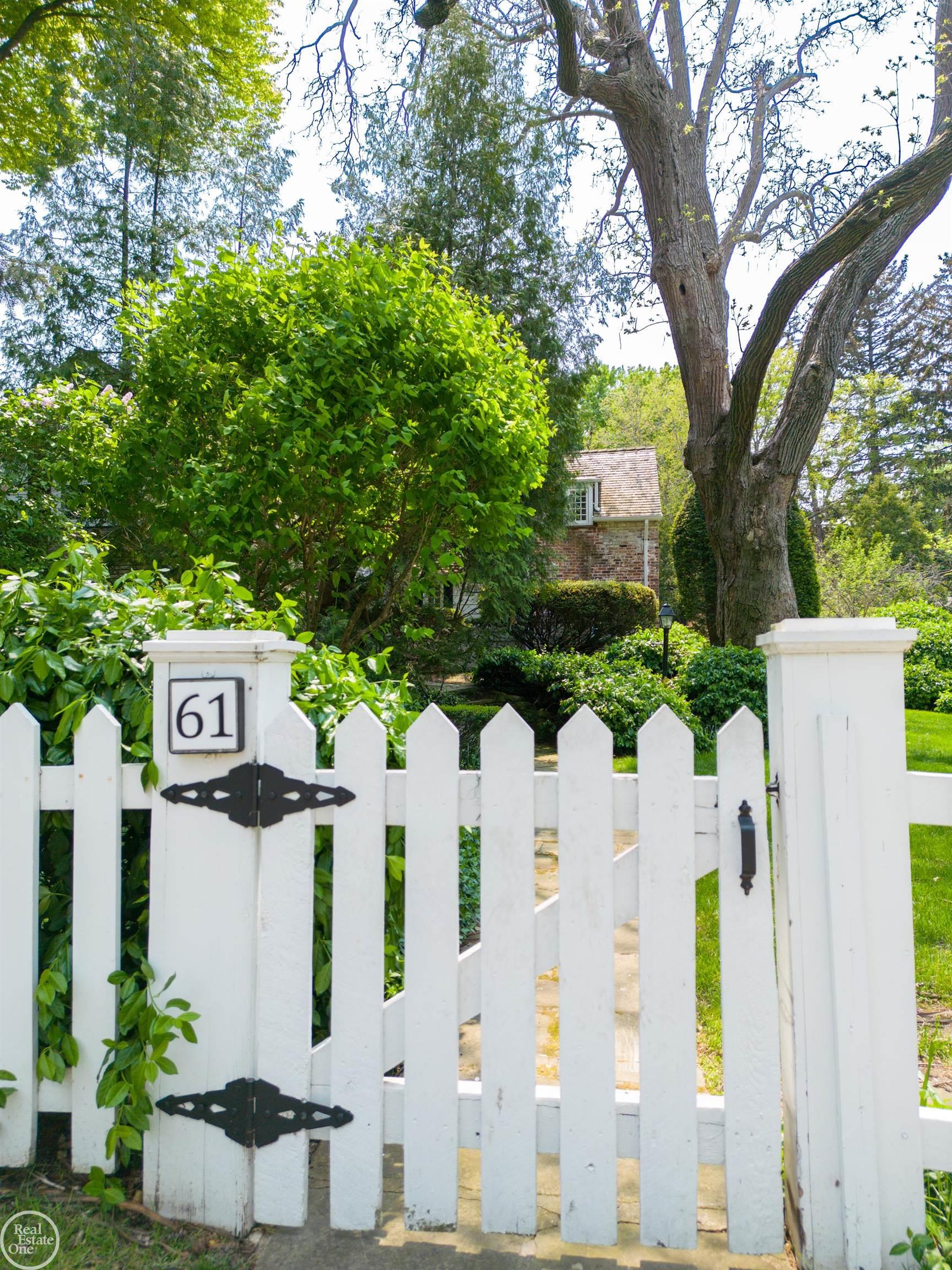 61 Merriweather Road Grosse Pointe, MI 48236 - Photo 2 of 54 50117216-1.JPG