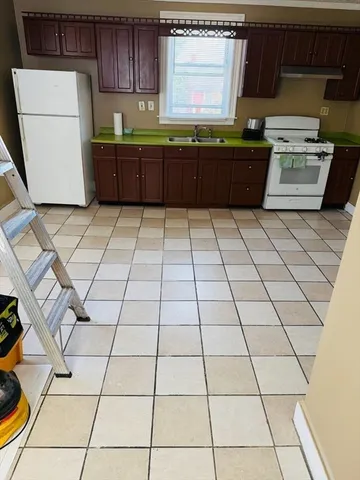 $3,200 | 10 Kenwood Terrace, Unit 2, Lynn, MA 01902