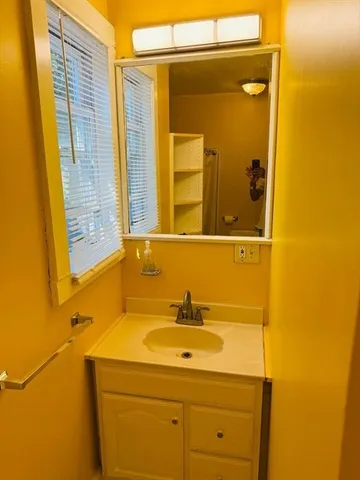 $3,200 | 10 Kenwood Terrace, Unit 2, Lynn, MA 01902