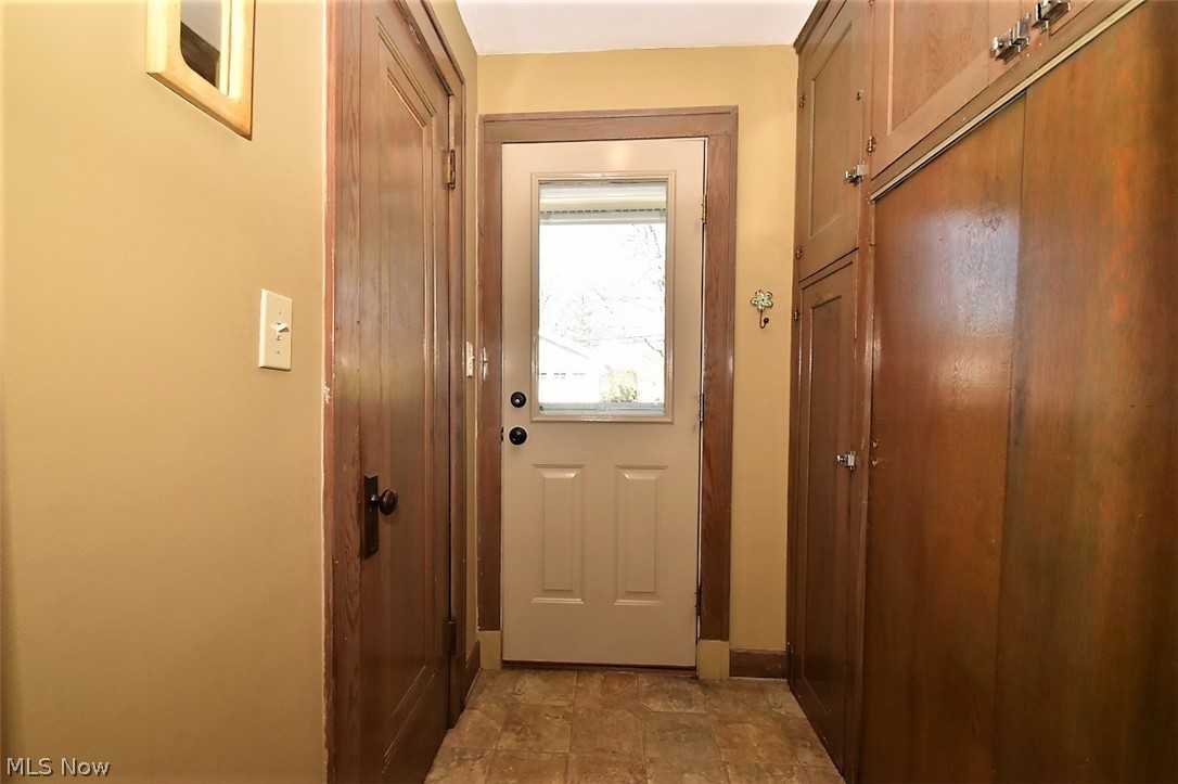 2592 Ashurst Road University Heights, OH 44118 - Photo 11 of 20
