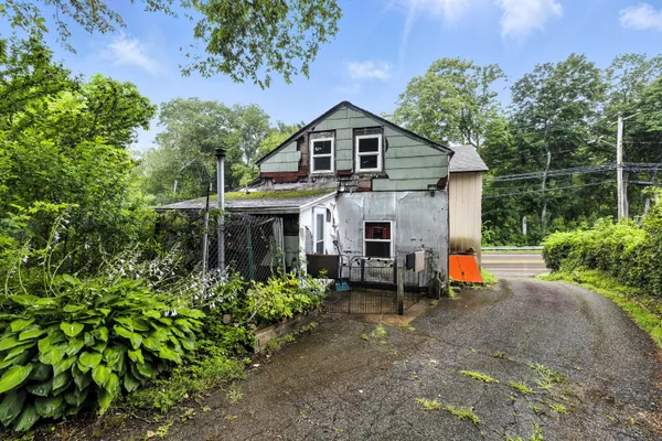 $350,000 | 398 Boston Post Road, Waterford, CT 06385