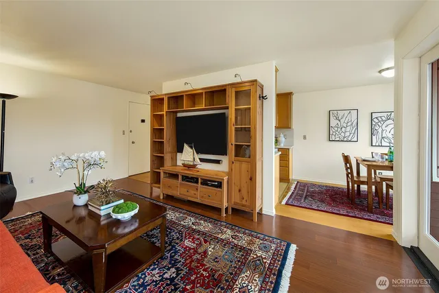 $285,000 | 5818 Northeast 70th Street, Unit A312, Seattle, WA 98115