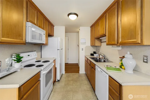 $285,000 | 5818 Northeast 70th Street, Unit A312, Seattle, WA 98115