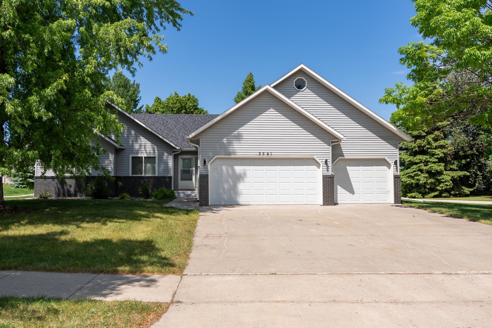 2541 26th Avenue South Fargo, ND 58103 - Photo 3 of 41