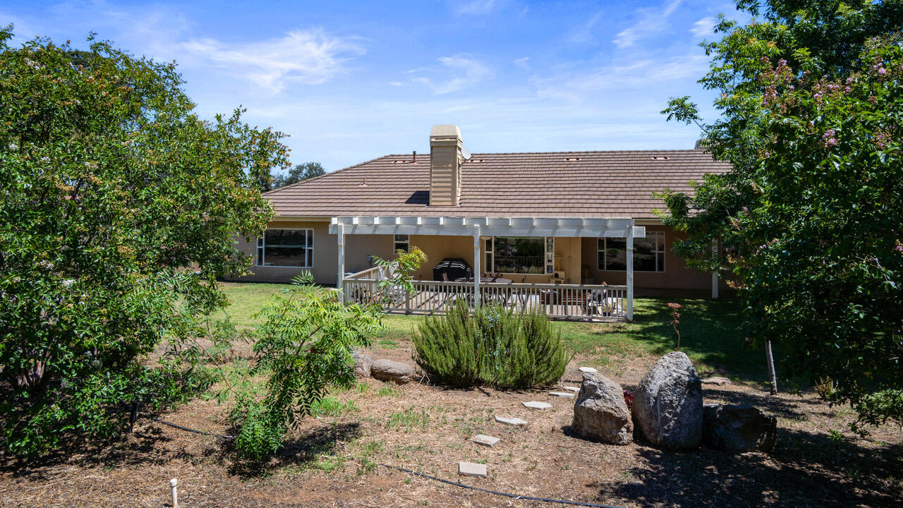 16657 Thomas Drive Springville, CA 93265 - Photo 27 of 37 a front view of house with a garden