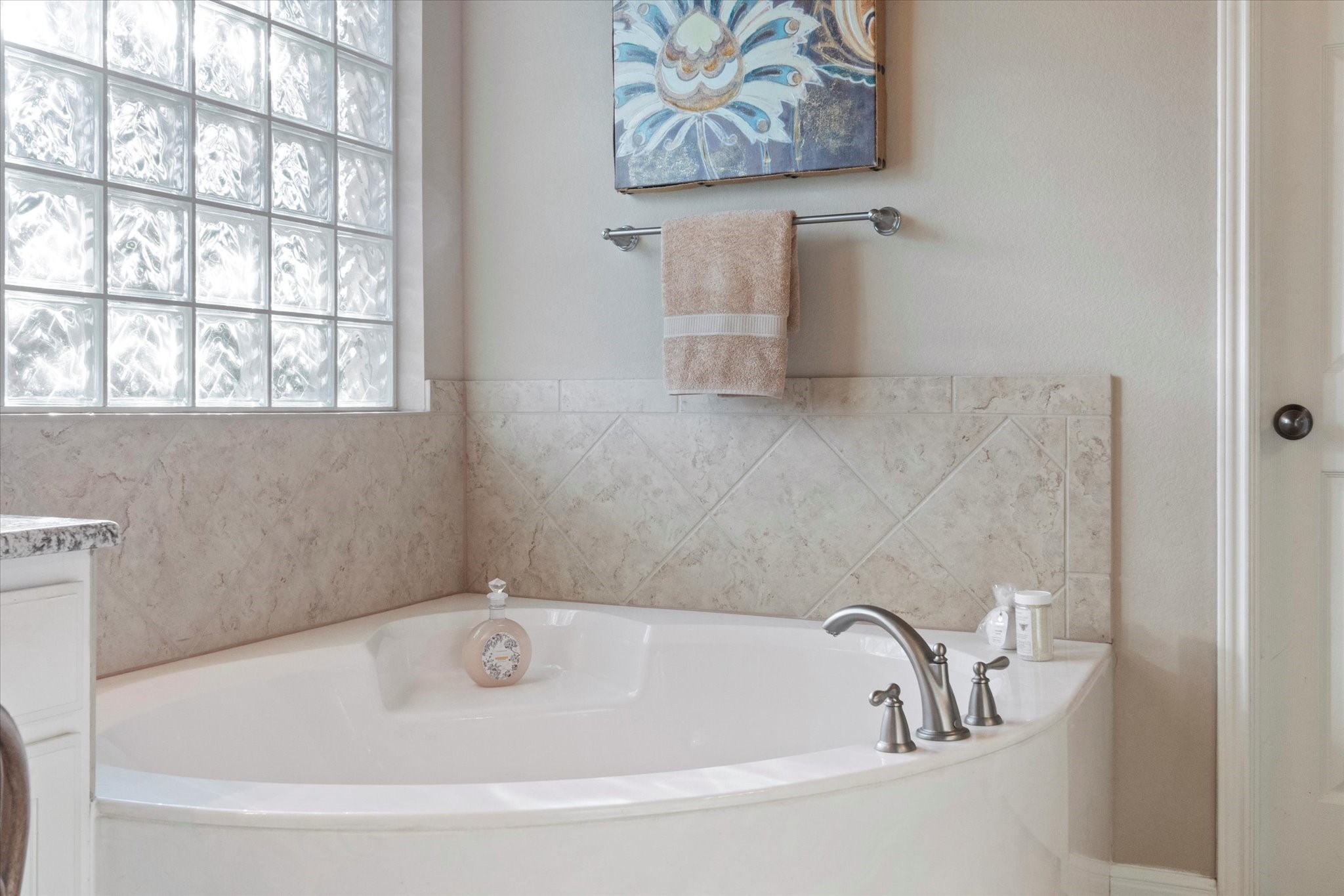 5421 Cypress Ranch Boulevard Spicewood, TX 78669 - Photo 16 of 42 a bathroom with a bathtub