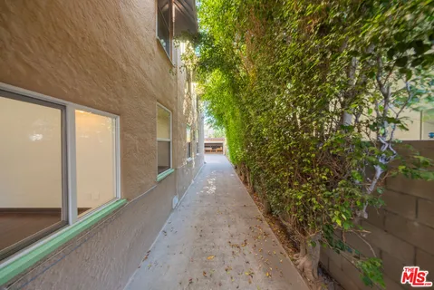 $6,400 | 8230 Blackburn Avenue, Unit 1, Los Angeles, CA 90048