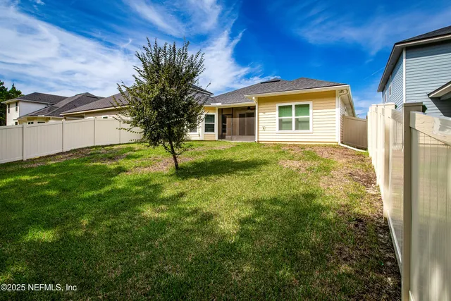 a view of front of a house with a yard