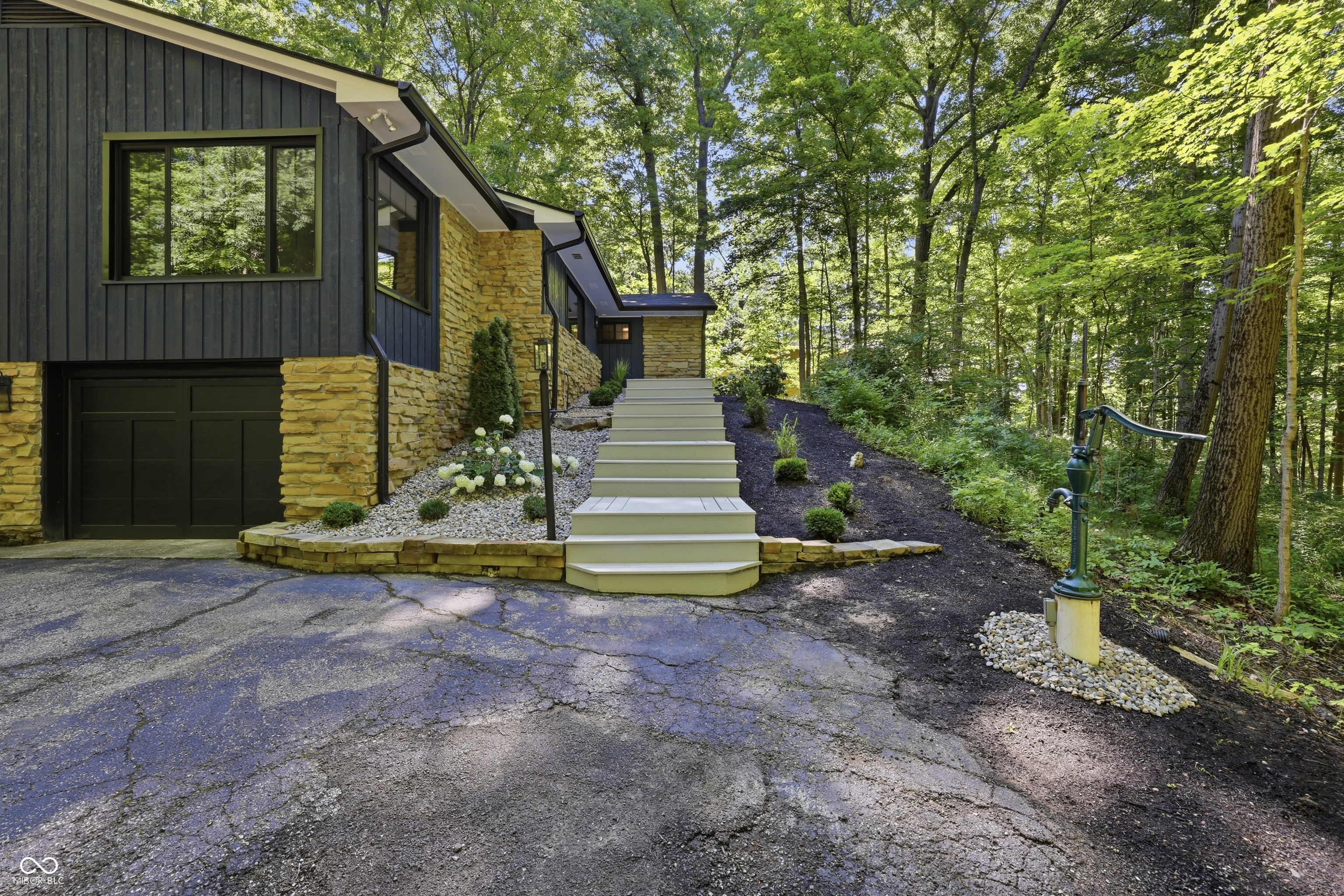 9220 Sandbury Road Indianapolis, IN 46256 - Photo 4 of 48