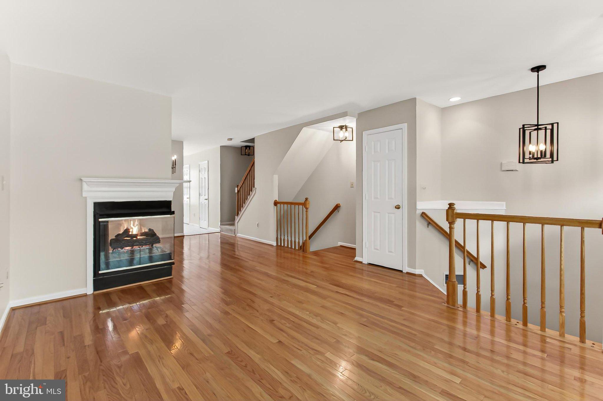 13157 Kidwell Field Road Herndon, VA 20171 - Photo 11 of 50 Inviting entryway with warm tones.