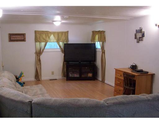 748 Nash Road Pittston, ME 04345 - Photo 11 of 20 Living Room.