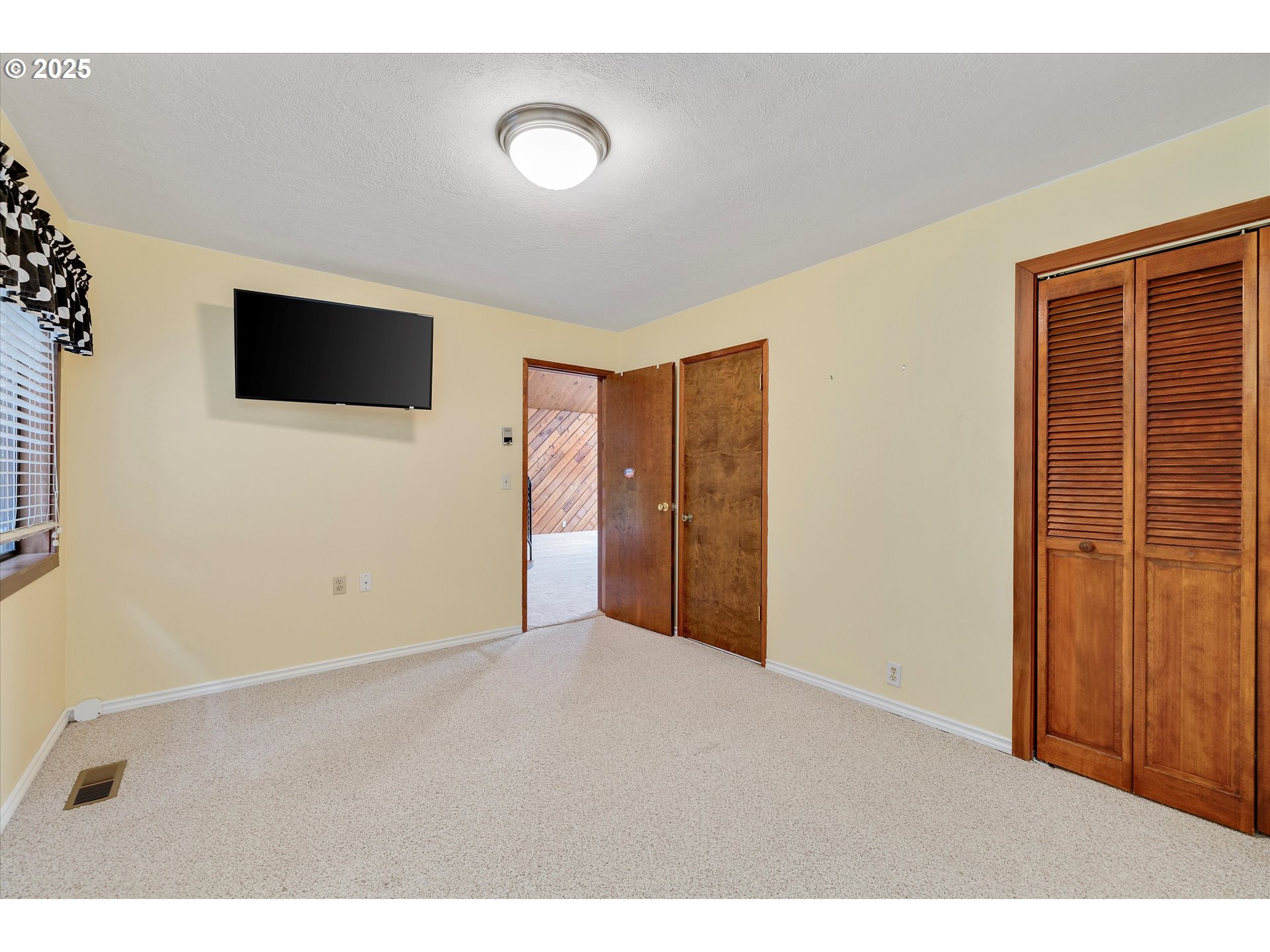 25164 South Springwater Road Estacada, OR 97023 - Photo 10 of 43 a view of a livingroom with a flat screen tv