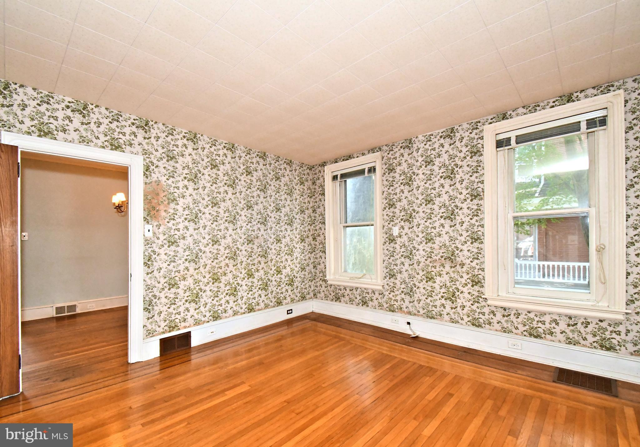 406 Broad Street Spring City, PA 19475 - Photo 11 of 53 Living Room