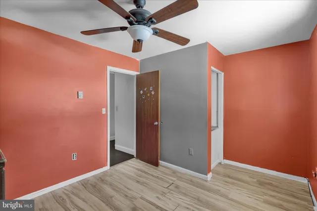 en empty room with wooden floor