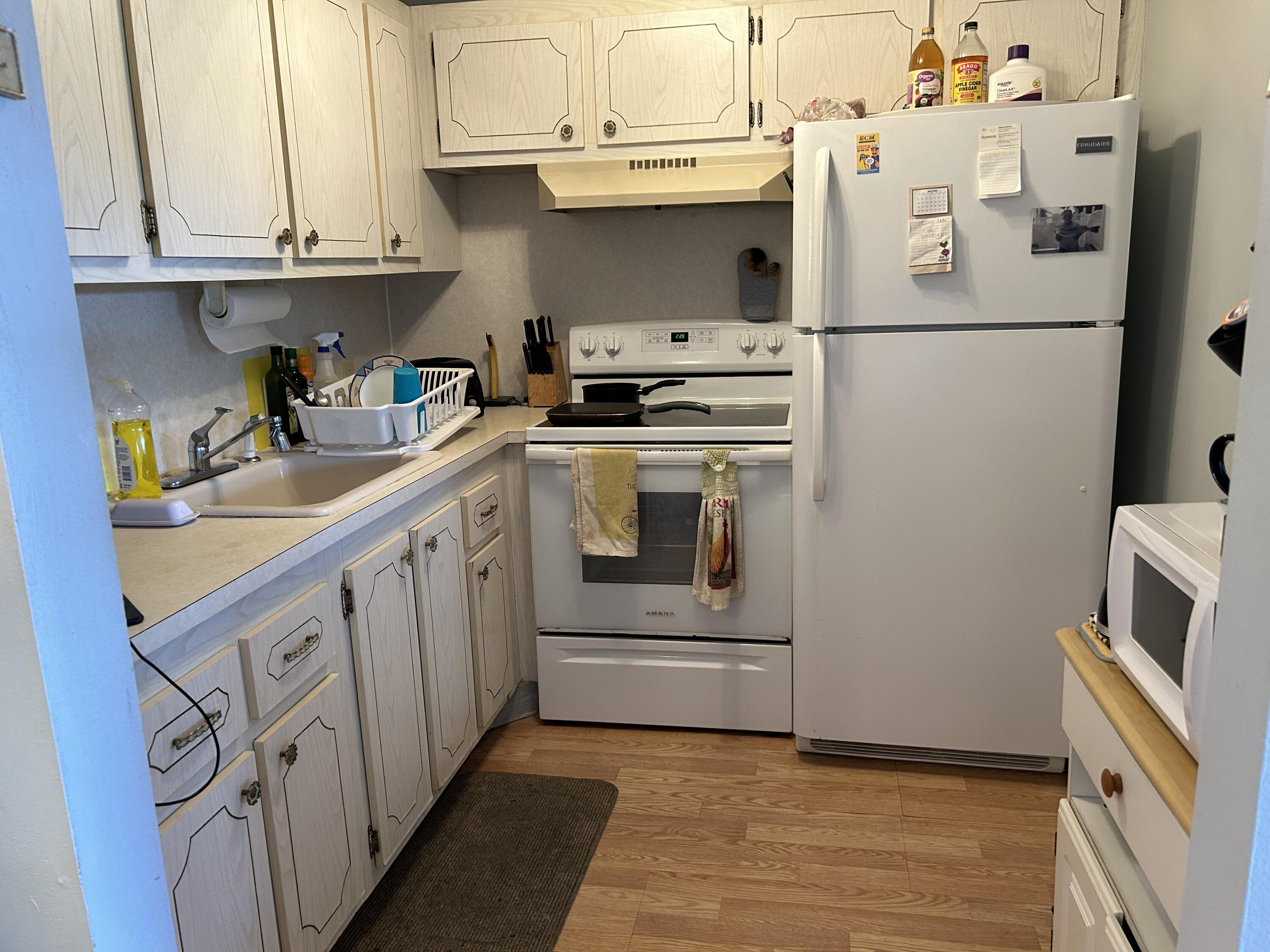 208 Suffolk F, Unit 208E Boca Raton, FL 33434 - Photo 1 of 15 Kitchen