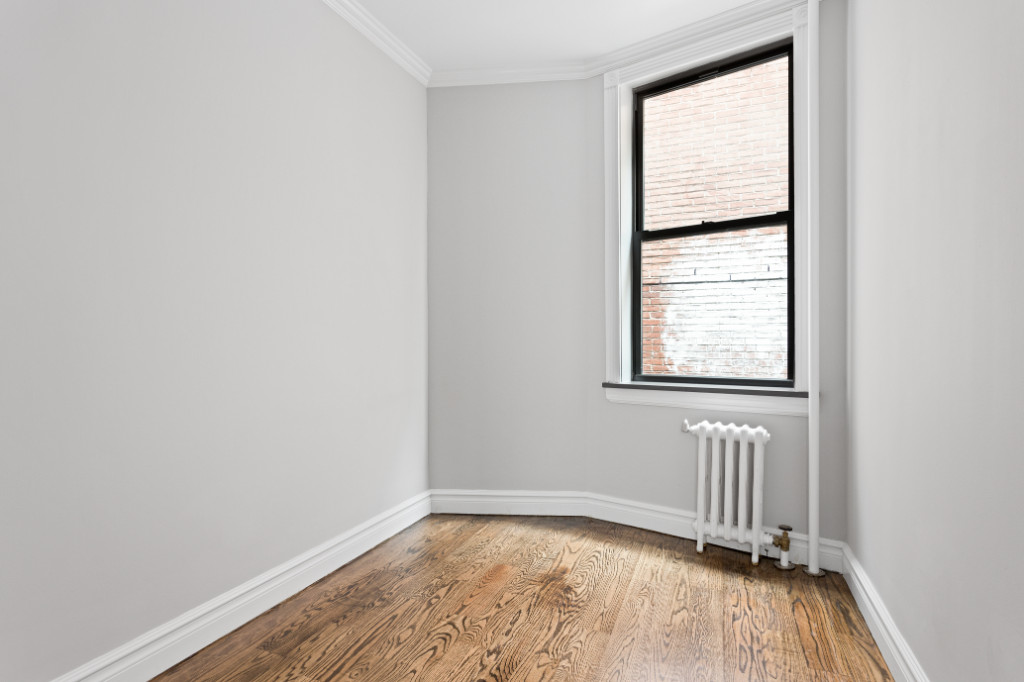 330 East 35th Street, Unit 23 Manhattan, NY 10016 - Photo 2 of 4 an empty room with a window