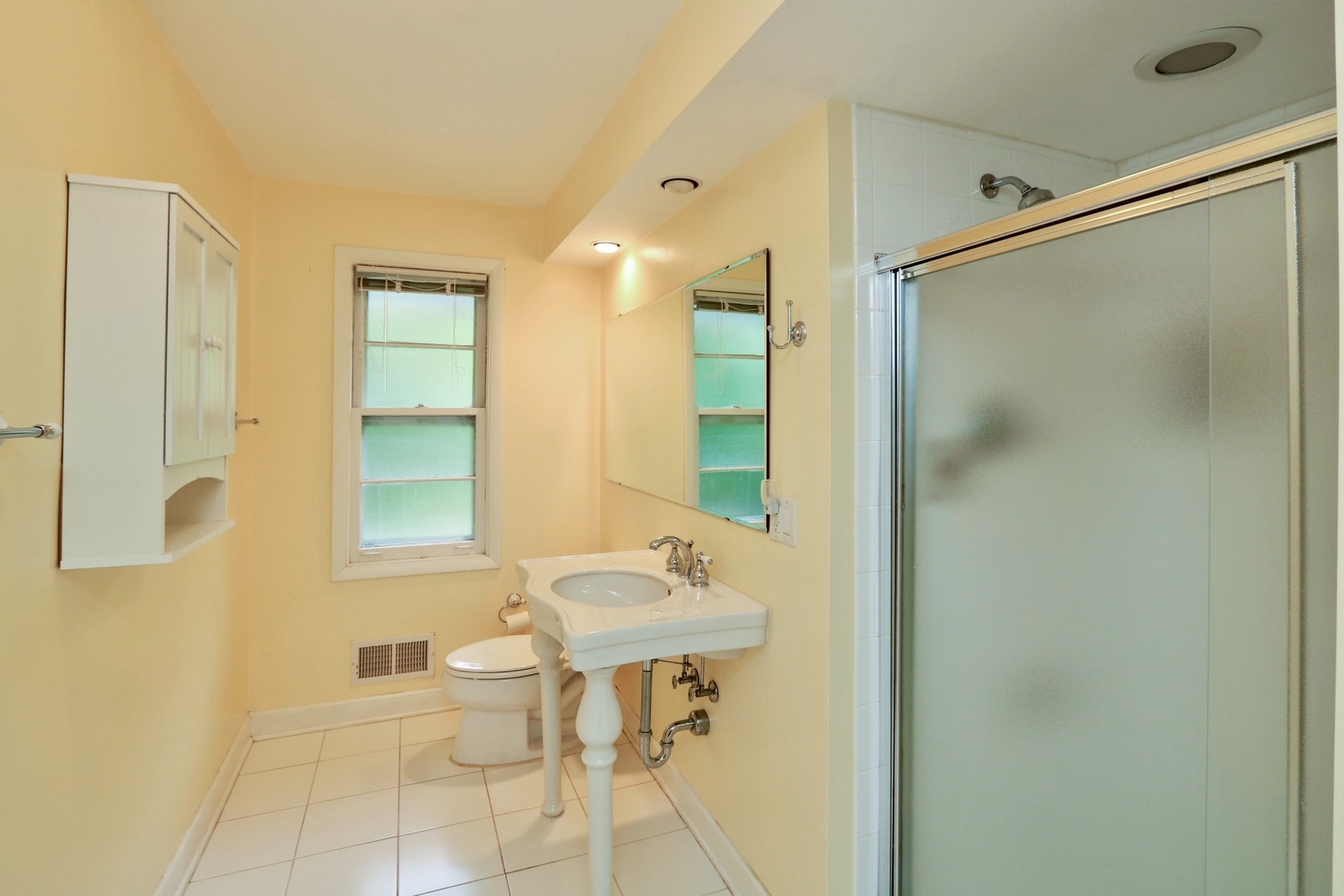 996 Castlegate Court Lake Forest, IL 60045 - Photo 9 of 10 a bathroom with a sink and a mirror