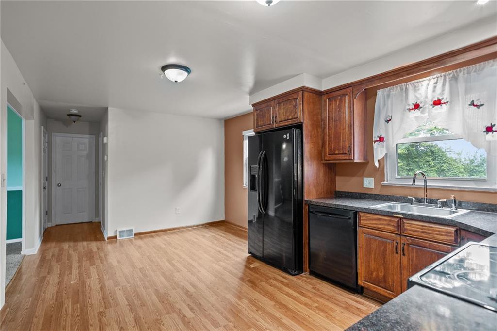 22 Bellview Drive McKees Rocks, PA 15136 - Photo 4 of 25