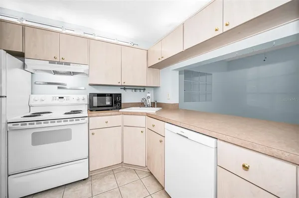 $157,000 | 3232 Lake Pine Way East, Unit C1, Tarpon Springs, FL 34688