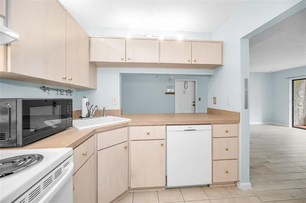 $157,000 | 3232 Lake Pine Way East, Unit C1, Tarpon Springs, FL 34688