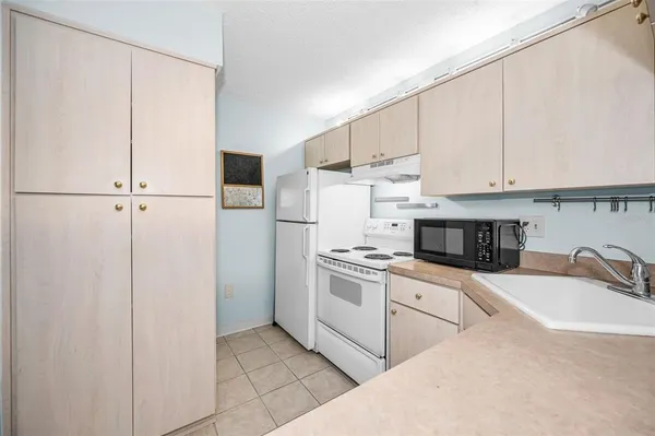 $157,000 | 3232 Lake Pine Way East, Unit C1, Tarpon Springs, FL 34688