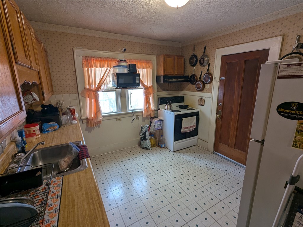 224 Ellicott Street Rochester, NY 14619 - Photo 5 of 24