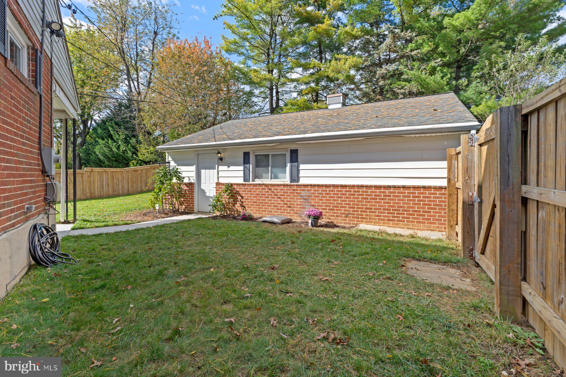 27 Edgemoor Road Lutherville-Timonium, MD 21093 - Photo 33 of 42 a backyard of a house with seating space