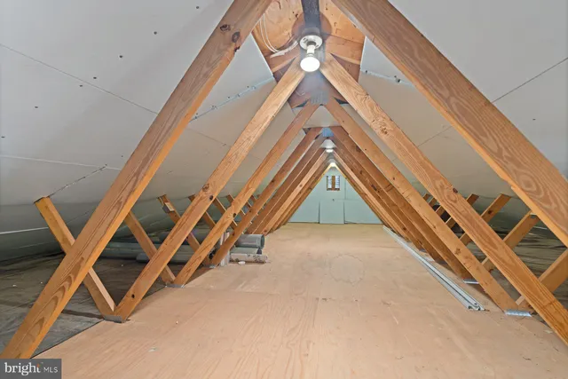 a picture of a book shelf