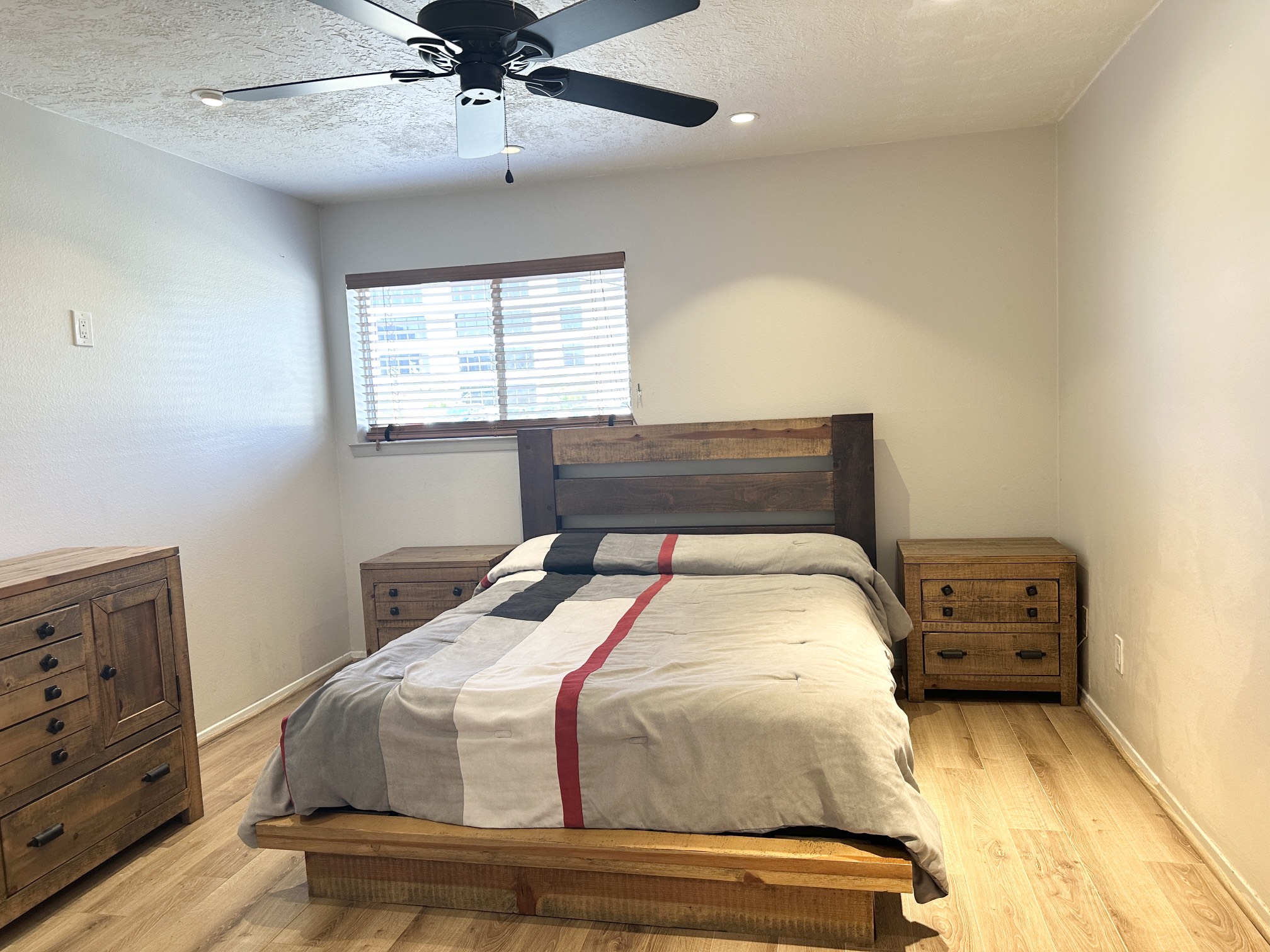 3224 Timmons Lane, Unit 154 Houston, TX 77027 - Photo 12 of 21 a bedroom with a bed and a tv