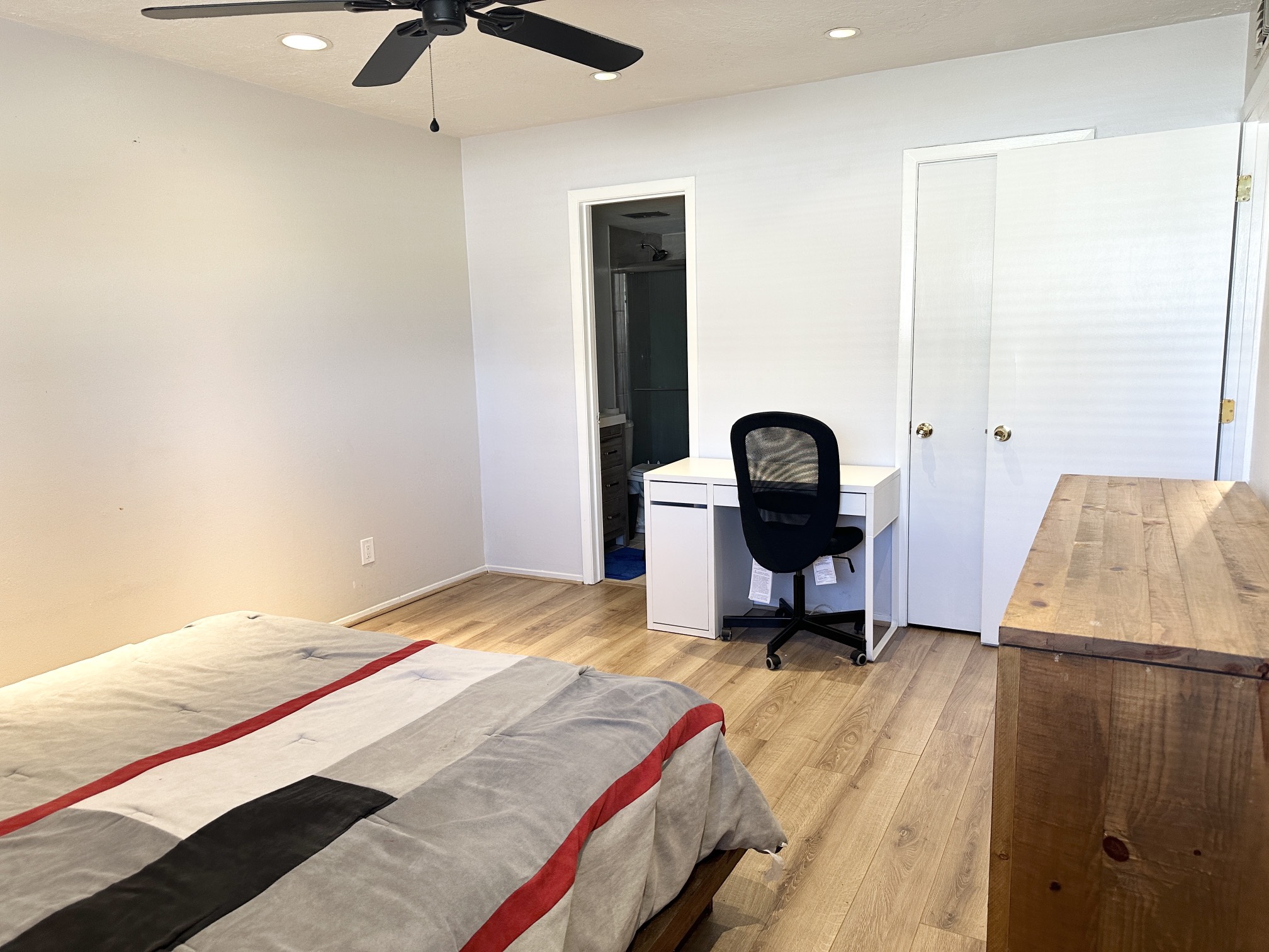 3224 Timmons Lane, Unit 154 Houston, TX 77027 - Photo 13 of 21 a bedroom with a bed and a chandelier