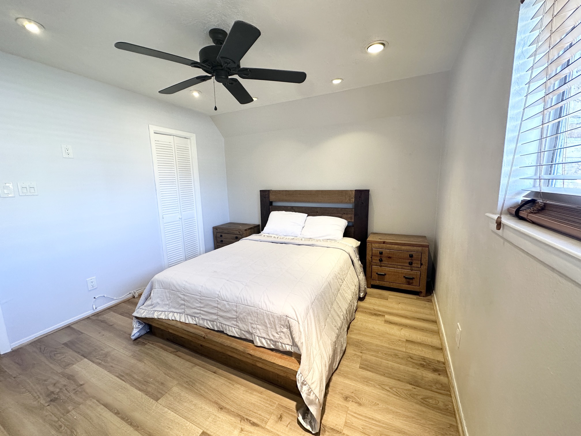 3224 Timmons Lane, Unit 154 Houston, TX 77027 - Photo 15 of 21 a bedroom with a bed and a window